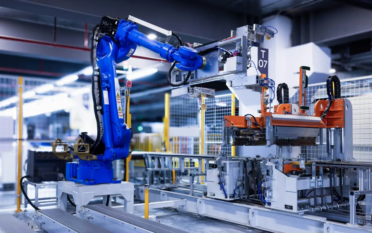 Bras robotique industriel en action dans une usine de production